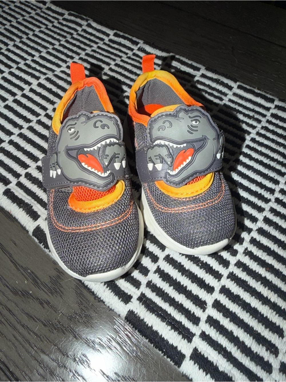 Boy’s dinosaur Carter’s light up shoes size 6 like new.